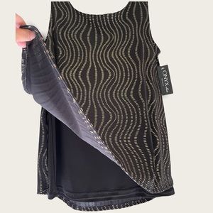 Onyx Moda black gold short sleeve blouse size M